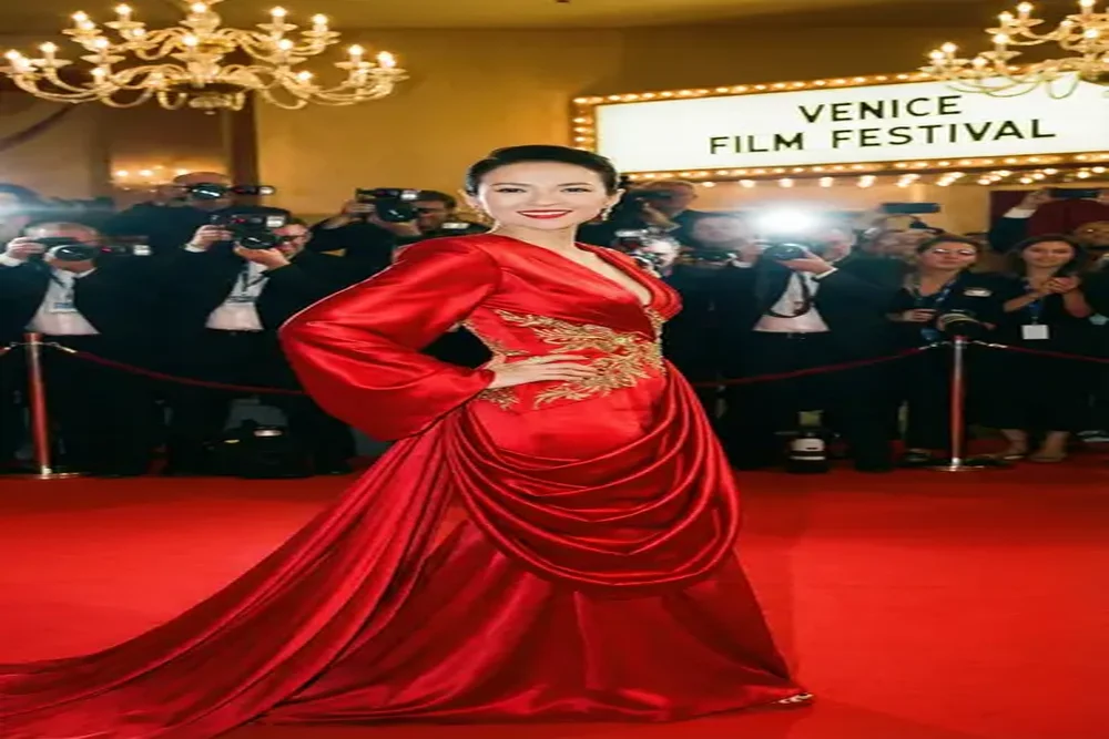 探花与国际知名女演员合作红毯照片