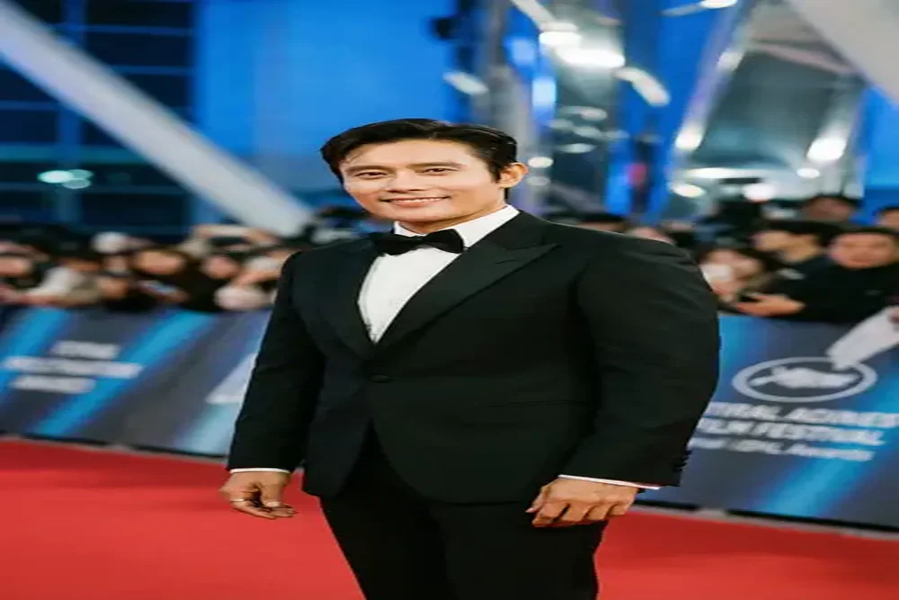 探花合作国际男演员红毯照